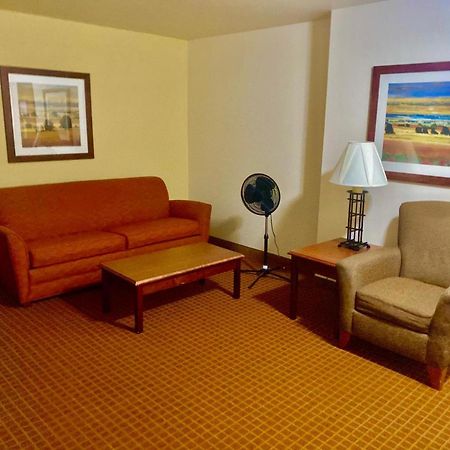 Park View Inn & Suites Hoisington Near Great Bend Екстер'єр фото