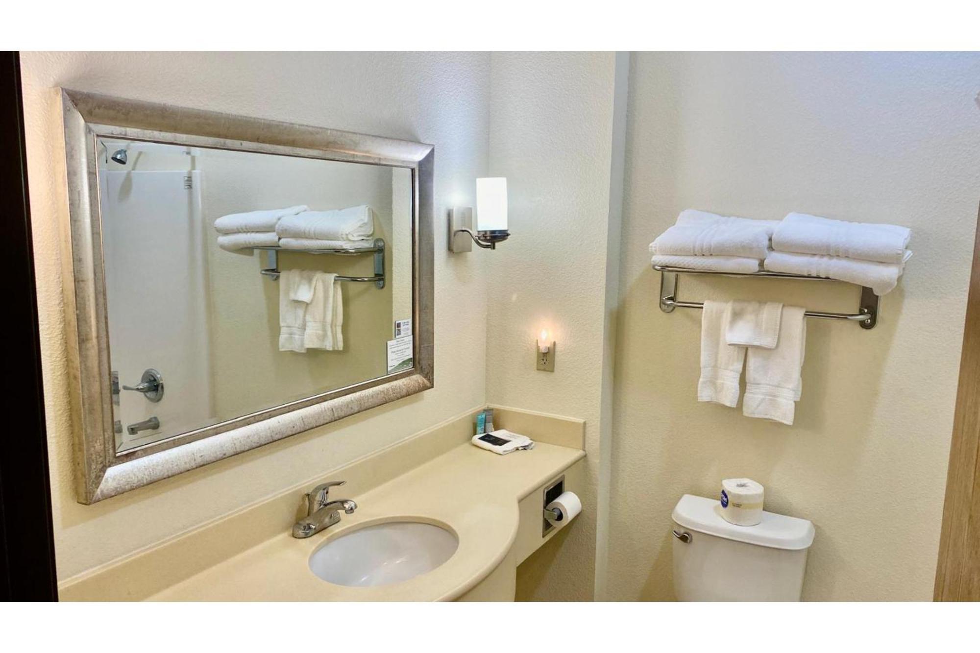 Park View Inn & Suites Hoisington Near Great Bend Екстер'єр фото