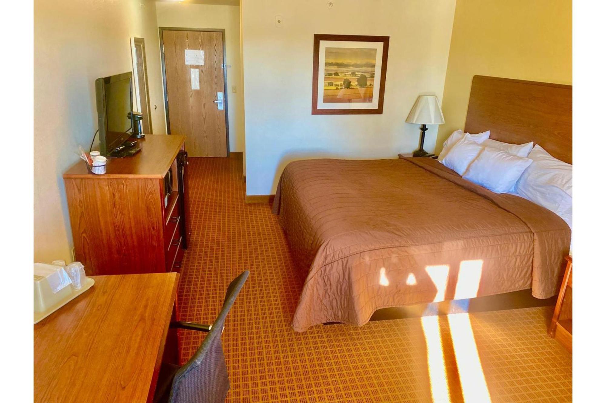 Park View Inn & Suites Hoisington Near Great Bend Екстер'єр фото
