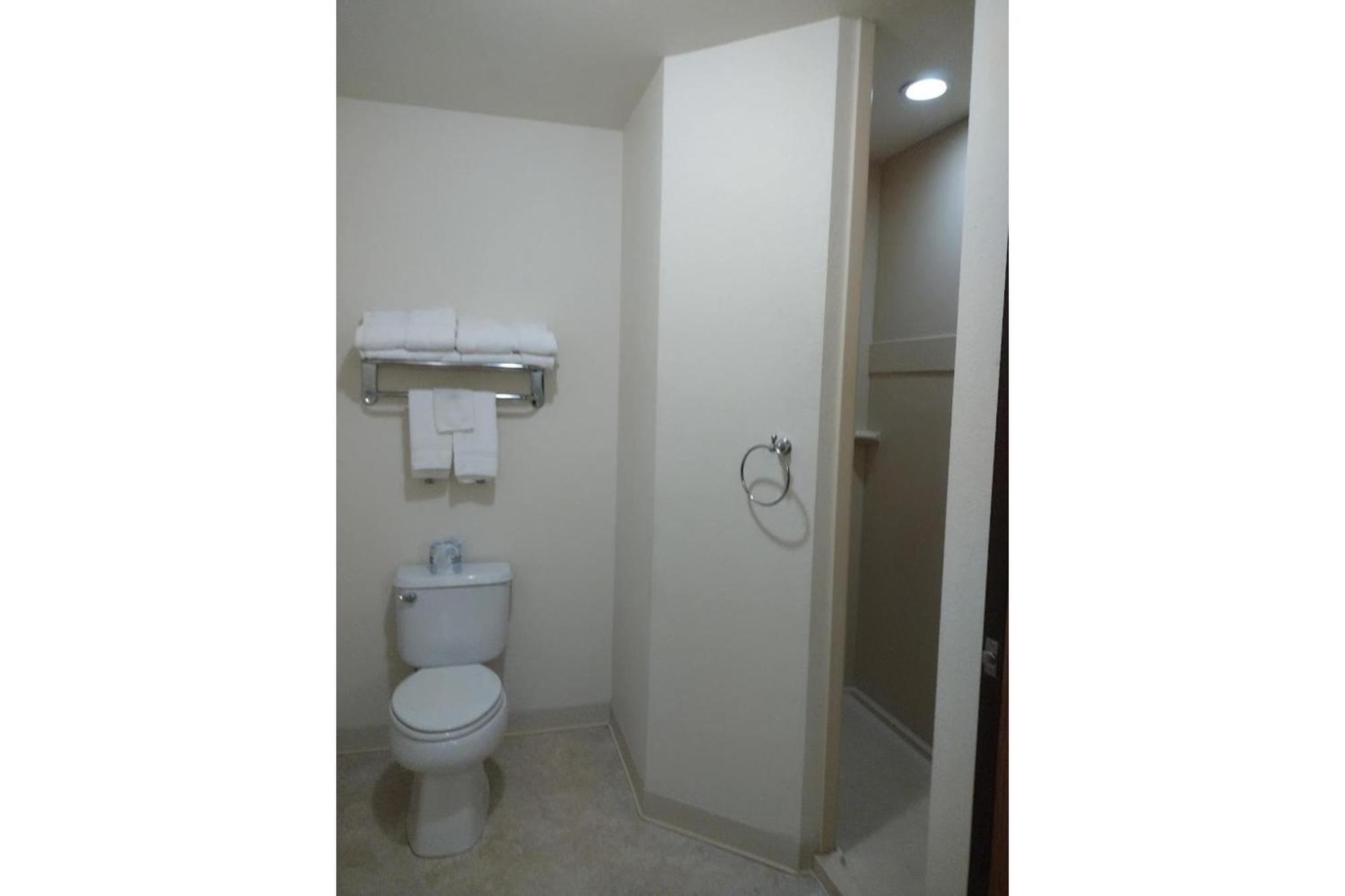 Park View Inn & Suites Hoisington Near Great Bend Екстер'єр фото