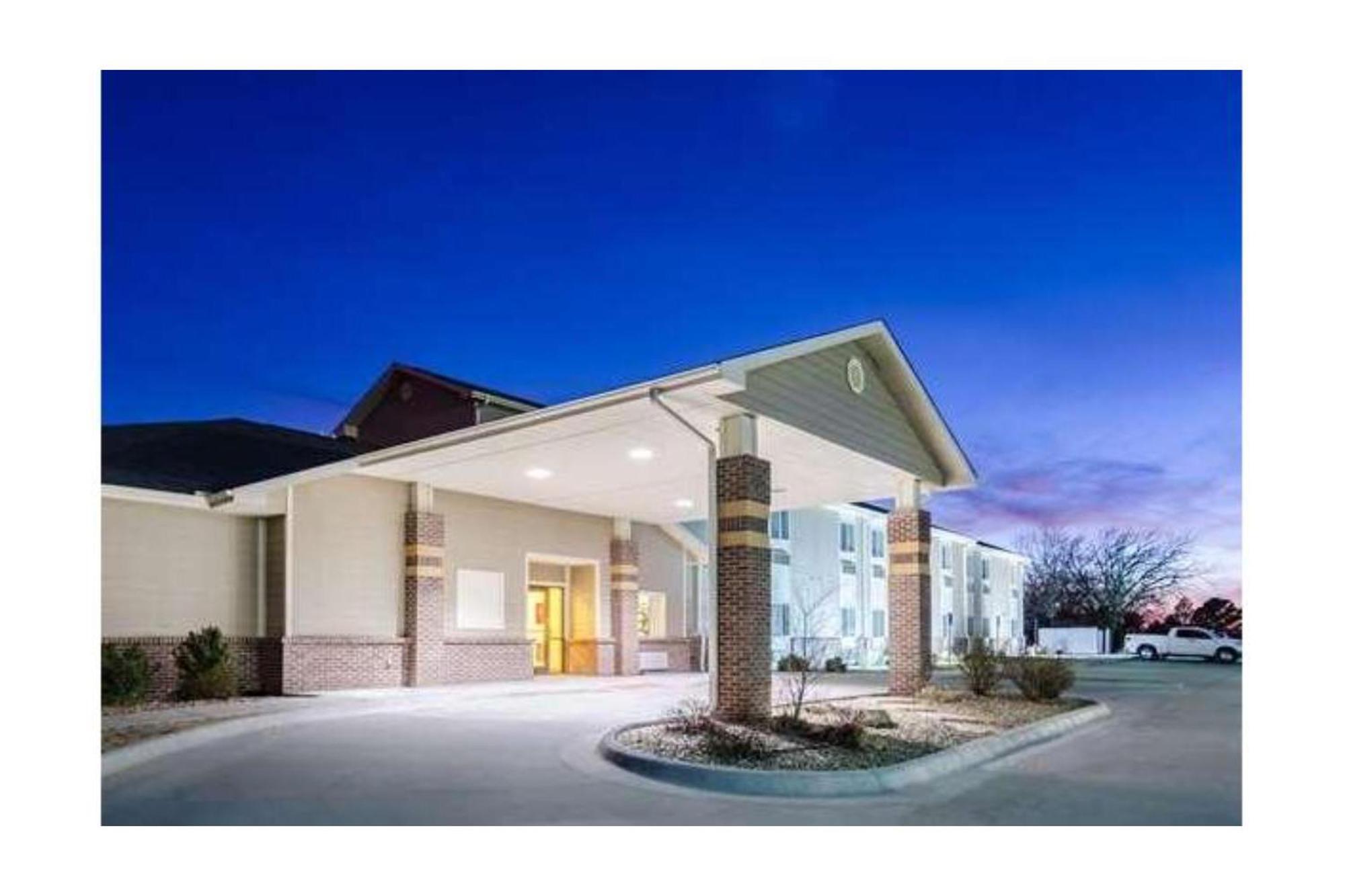 Park View Inn & Suites Hoisington Near Great Bend Екстер'єр фото
