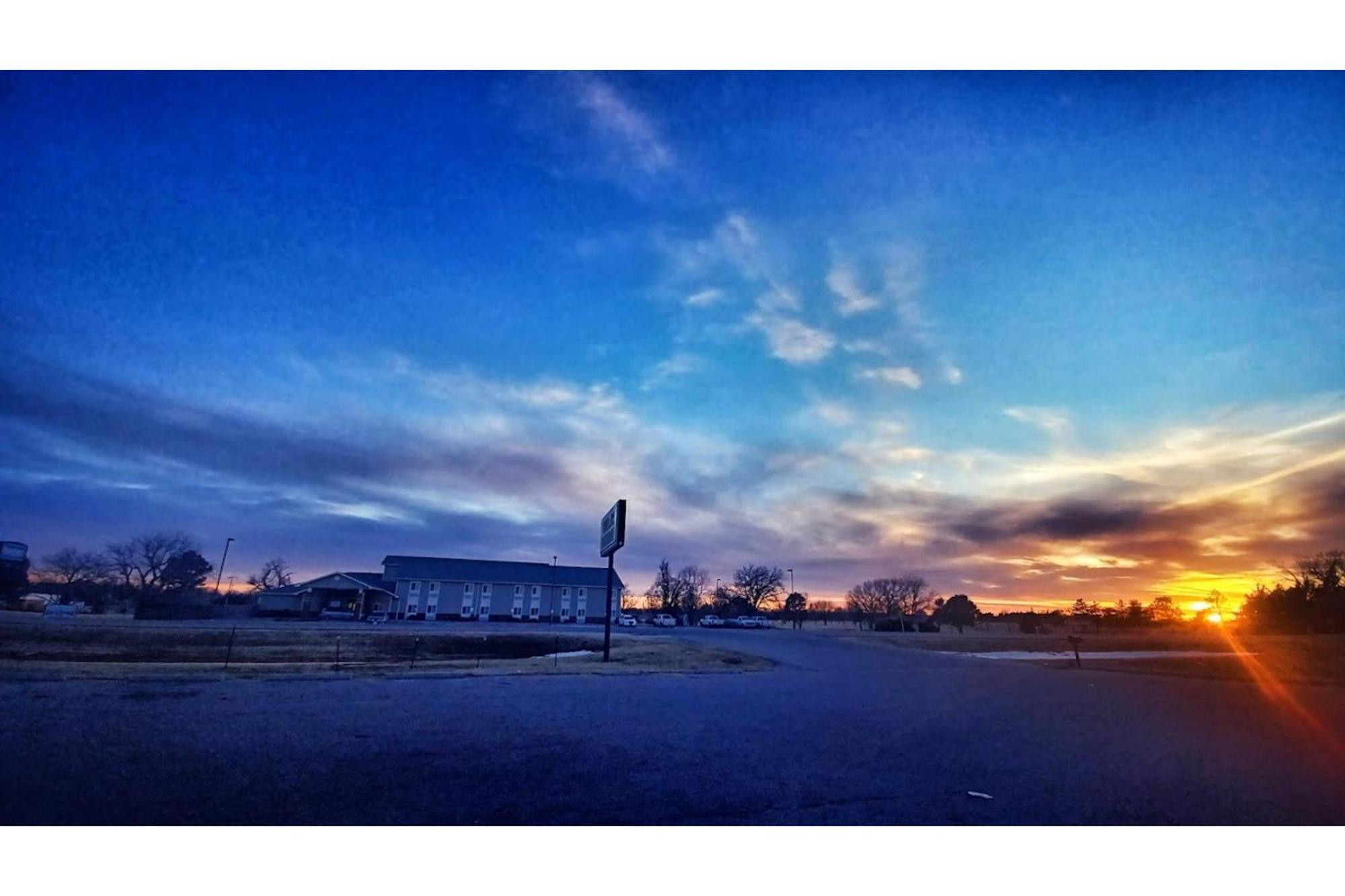 Park View Inn & Suites Hoisington Near Great Bend Екстер'єр фото