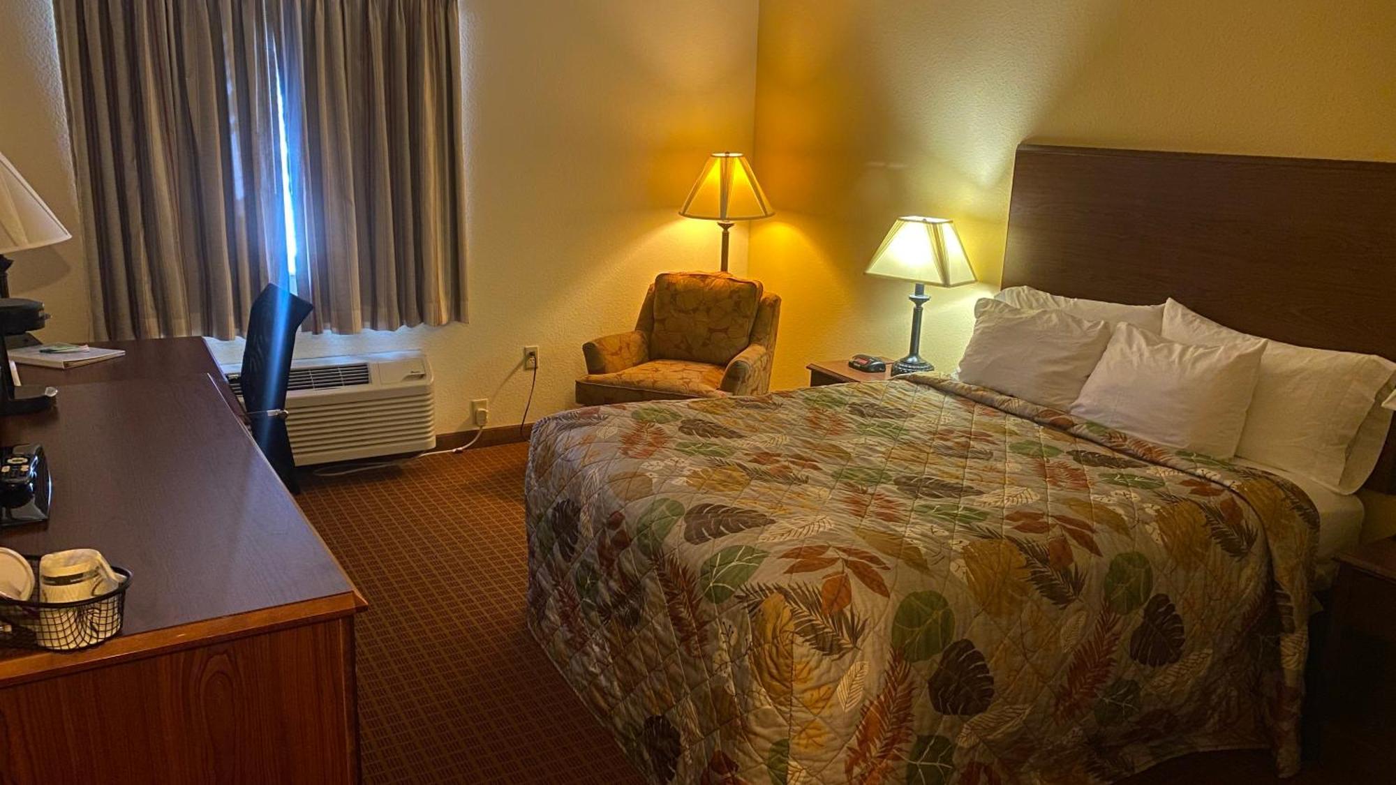 Park View Inn & Suites Hoisington Near Great Bend Екстер'єр фото